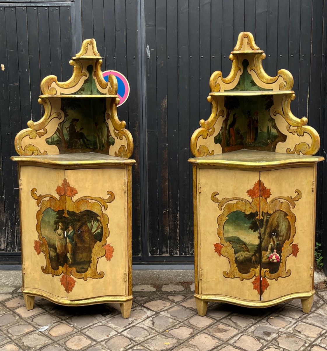 Paire d’encoignures  peintes Italie Venise  XVIII EME 