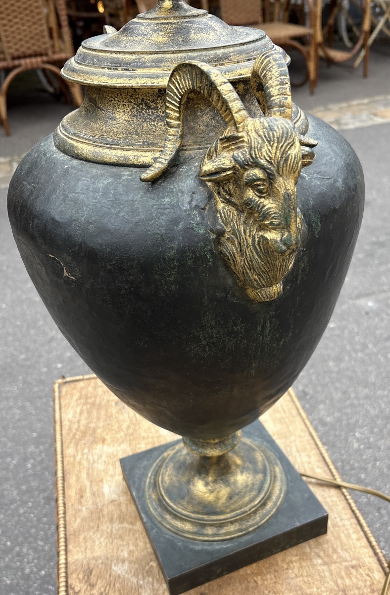 Neoclassical Vase-shaped Lamp In Hammered Iron And Rams' Heads -photo-3
