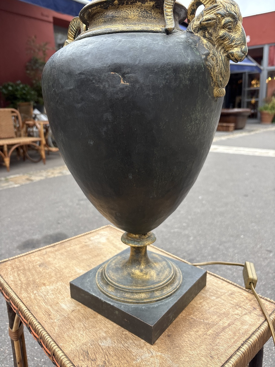 Neoclassical Vase-shaped Lamp In Hammered Iron And Rams' Heads -photo-4