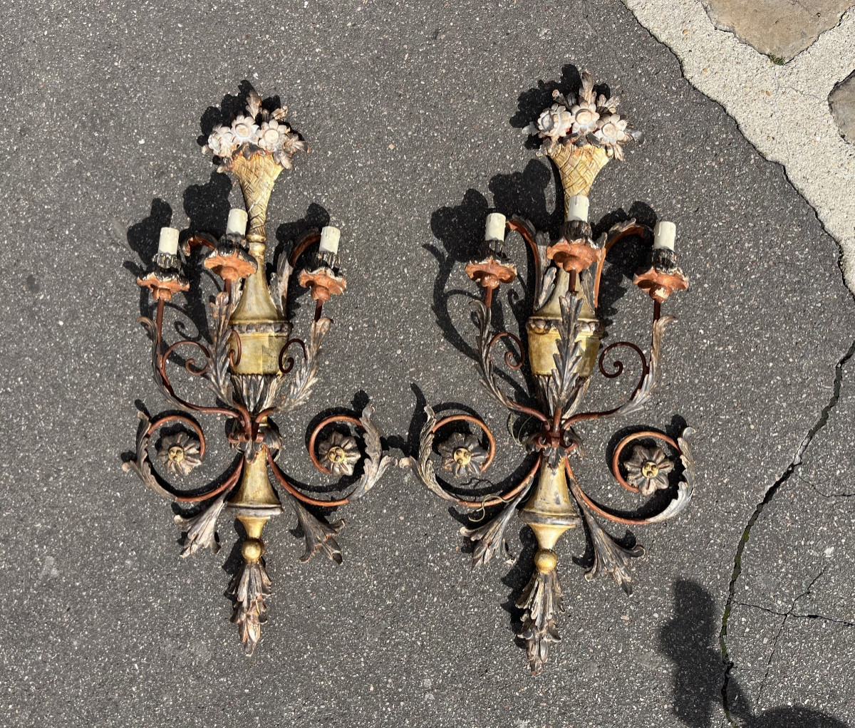Paire d’appliques murales en bois sculpté,Italie, début XXe siècle