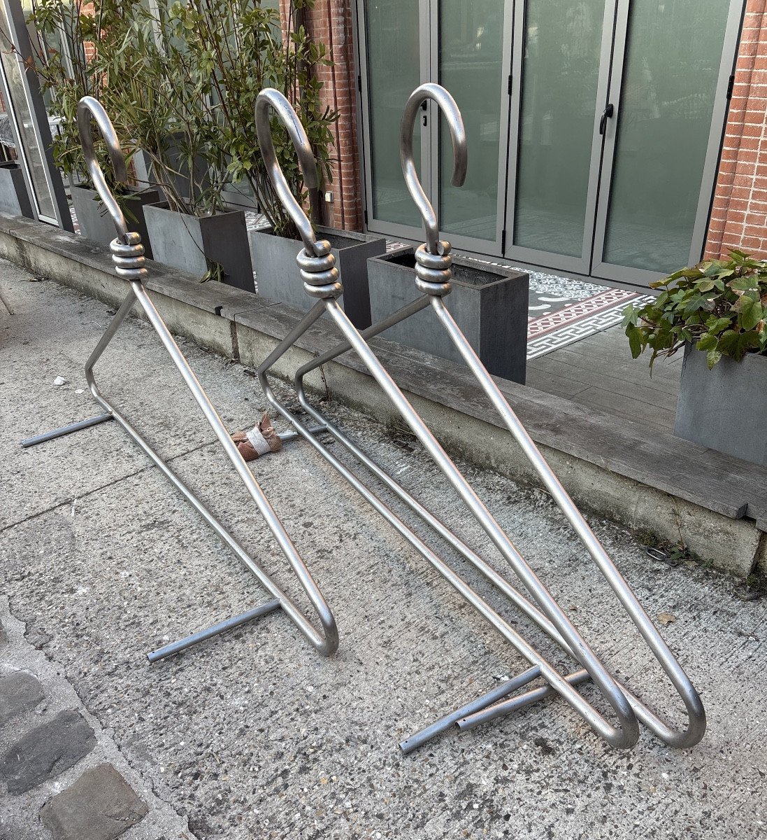 3 portants pour vêtements faits pour la boutique Moschino  acier poli -photo-2