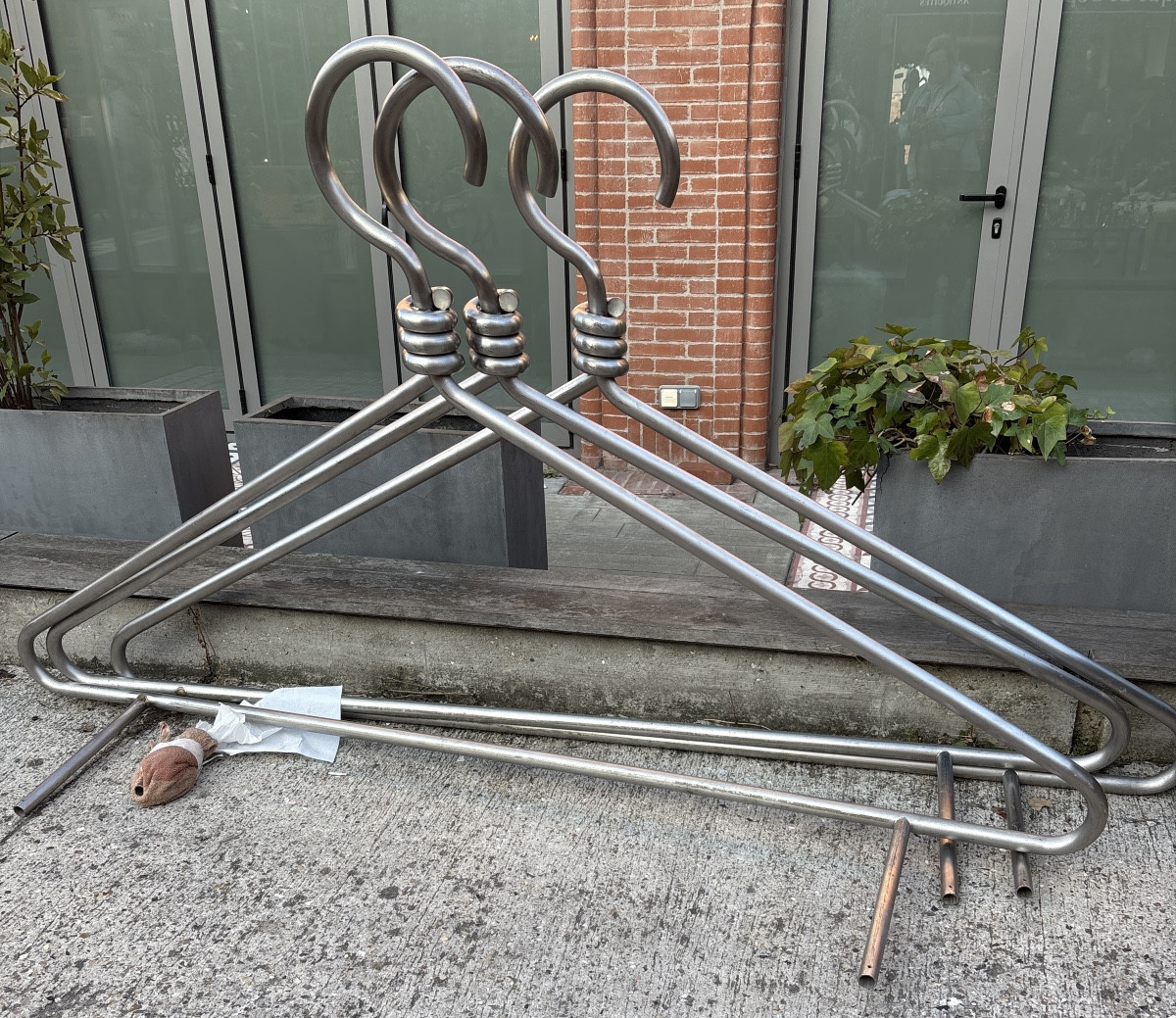 3 portants pour vêtements faits pour la boutique Moschino  acier poli 