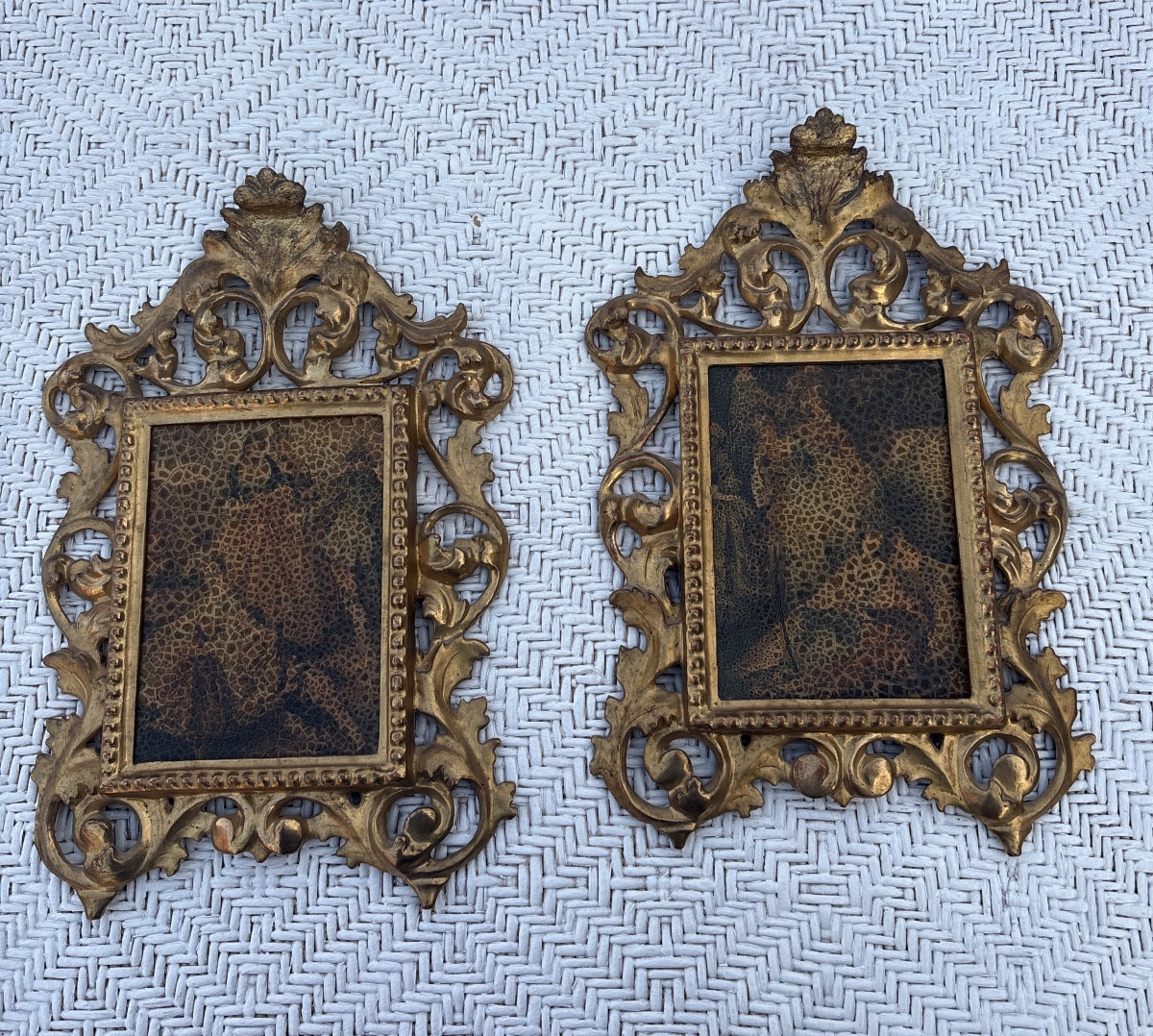 Paire de petits cadres en bois doré Italie XIX EME 