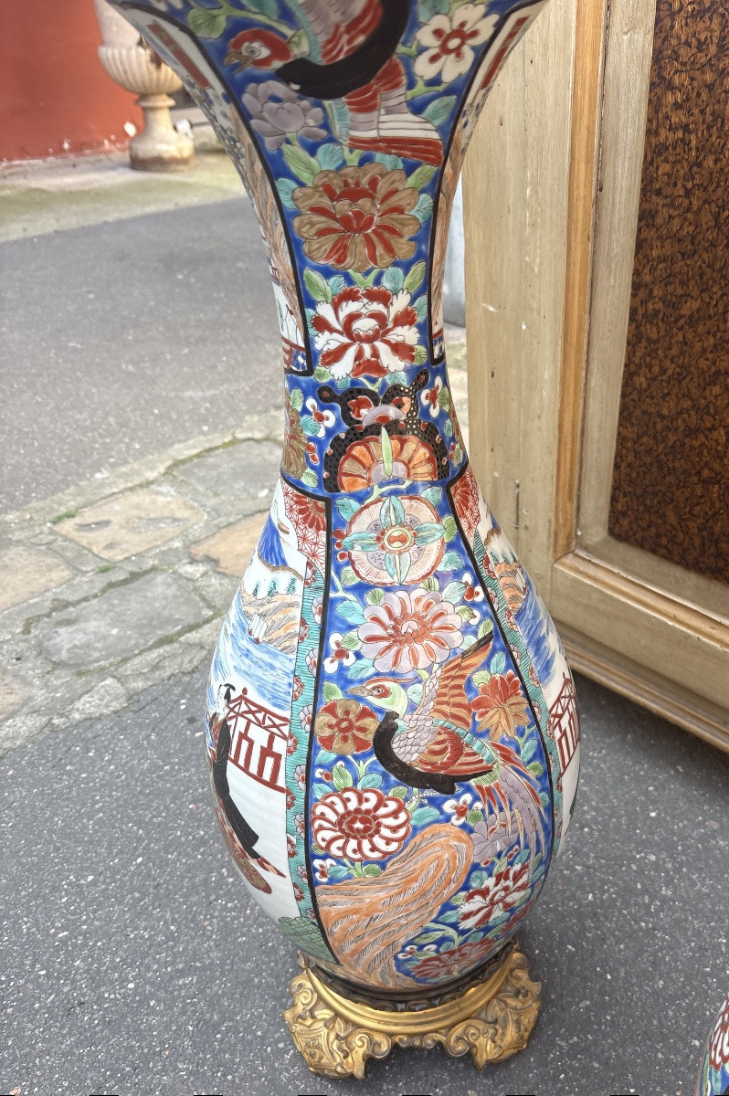 Paire de vases porcelaine du Japon XIX EME socle en bronze -photo-1