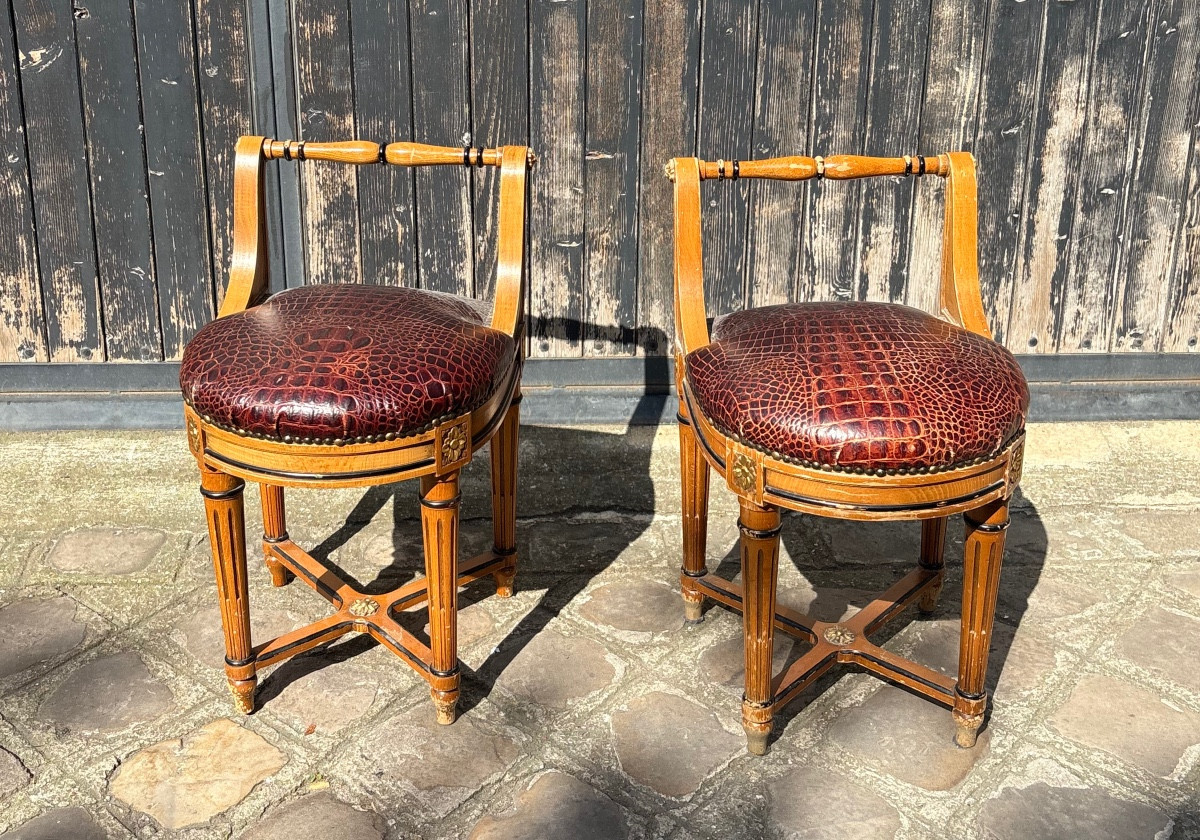 Paire de tabourets avec petit dossier style Louis XVI XX EME  dessus cuir façon crocodile 