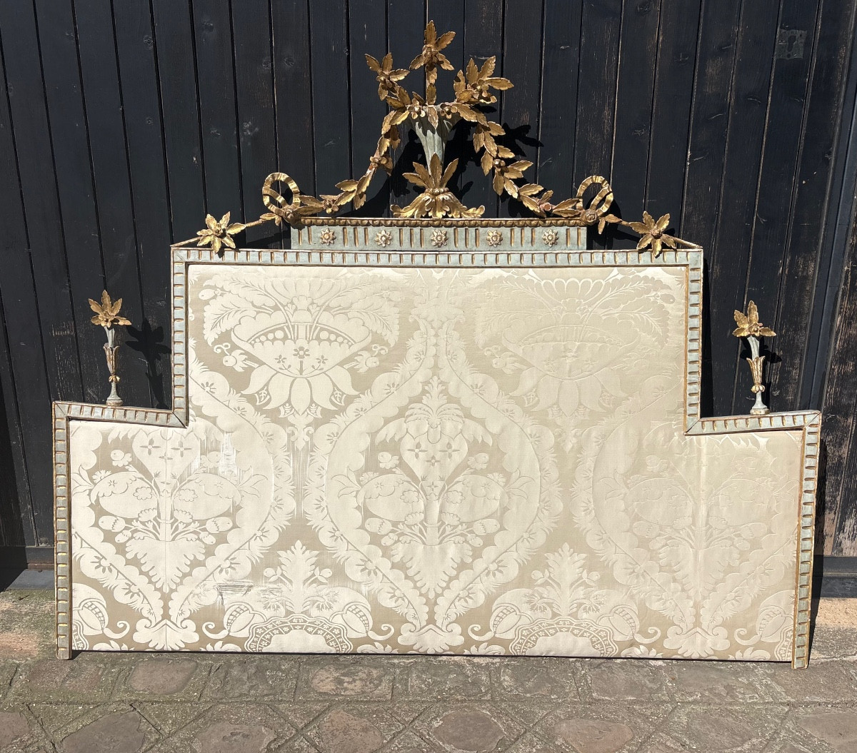 Late 18th Century Italian Headboard In Lacquered And Gilded Carved Wood 