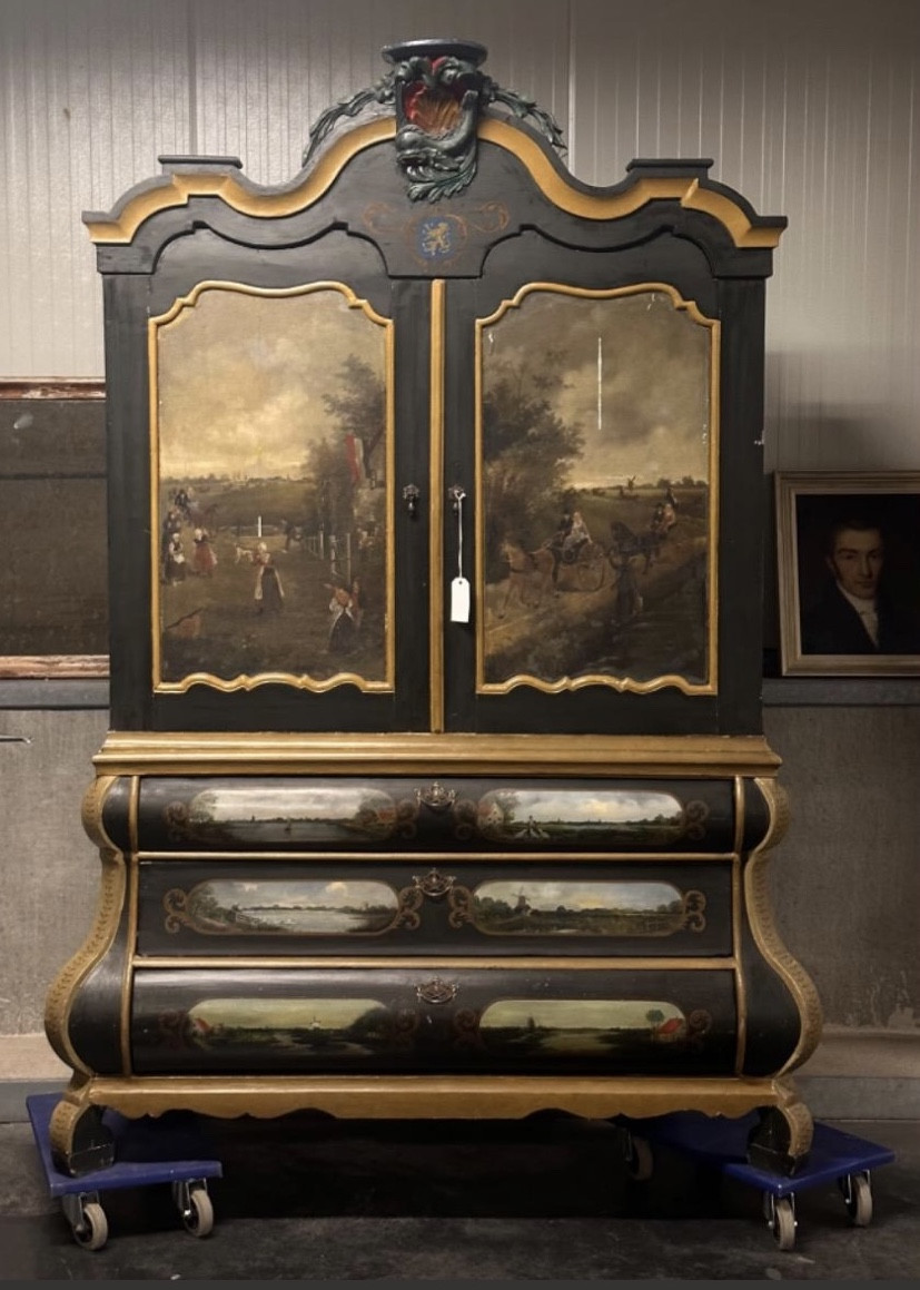 Buffet deux corps  XVIII hollandais peint avec scènes de genre  