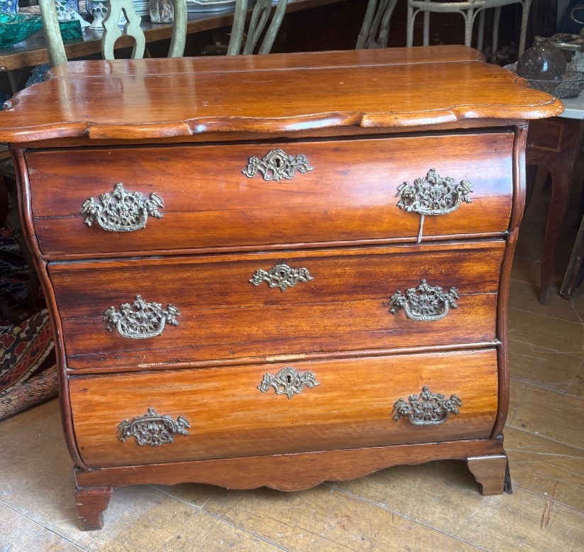 Commode hollandaise acajou milieu XIX  façade galbée 