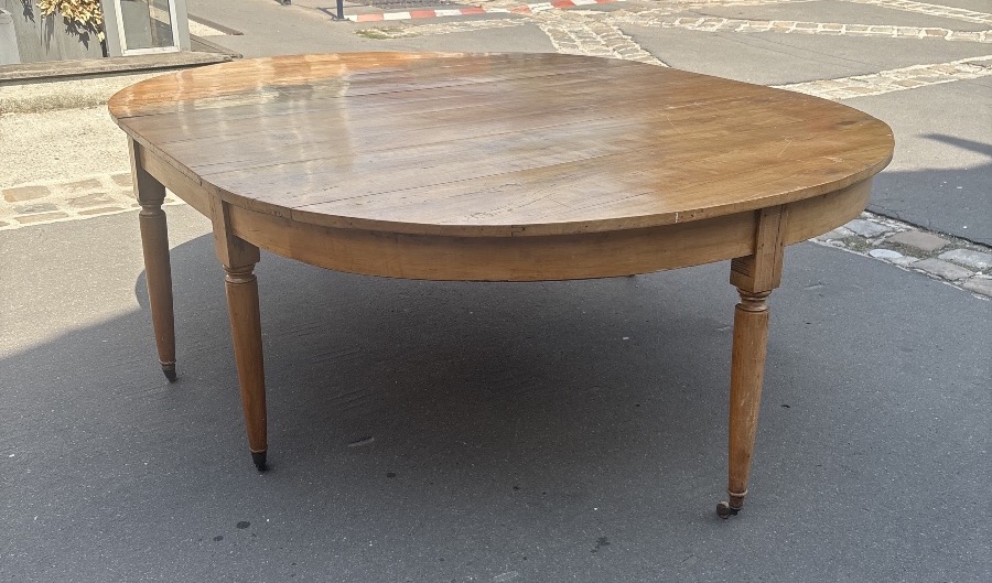 Early 19th-century Table Made Of Cherry Wood With A Banded Top And Spindle Legs 