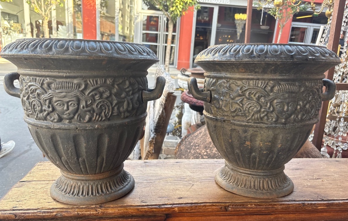 Paire de vases de jardin en fonte de fer XIX  siècle -photo-1
