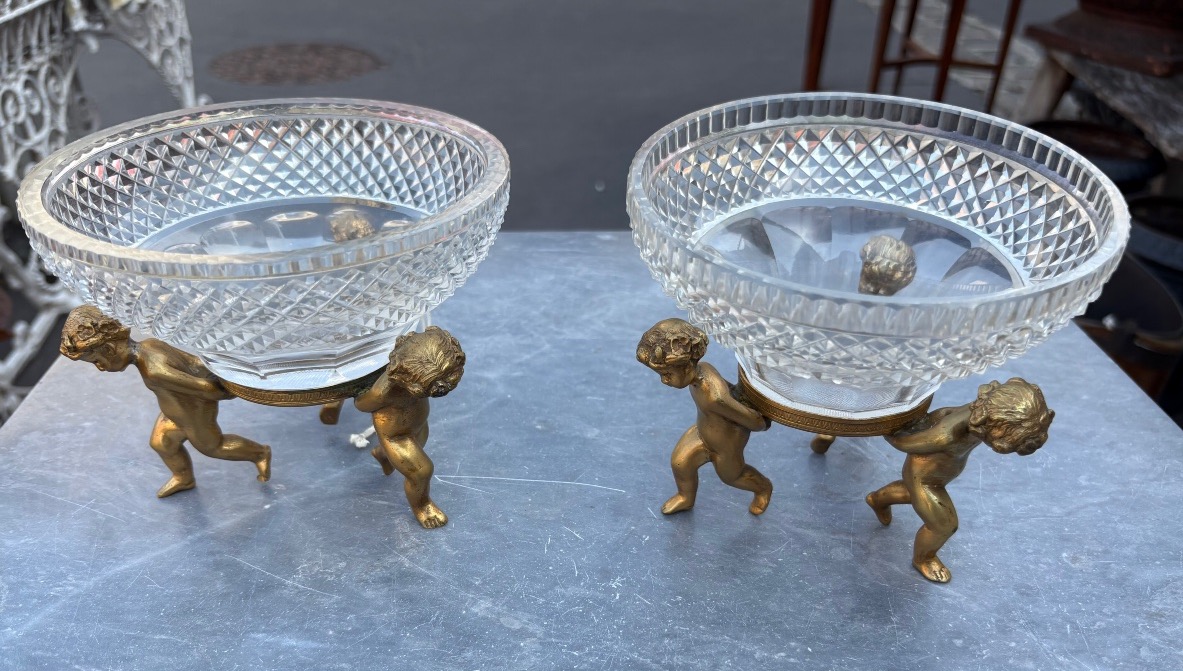 Pair Of Cut Crystal Goblets On A Gilded Bronze Base Featuring Three Putti, 19 Eme 