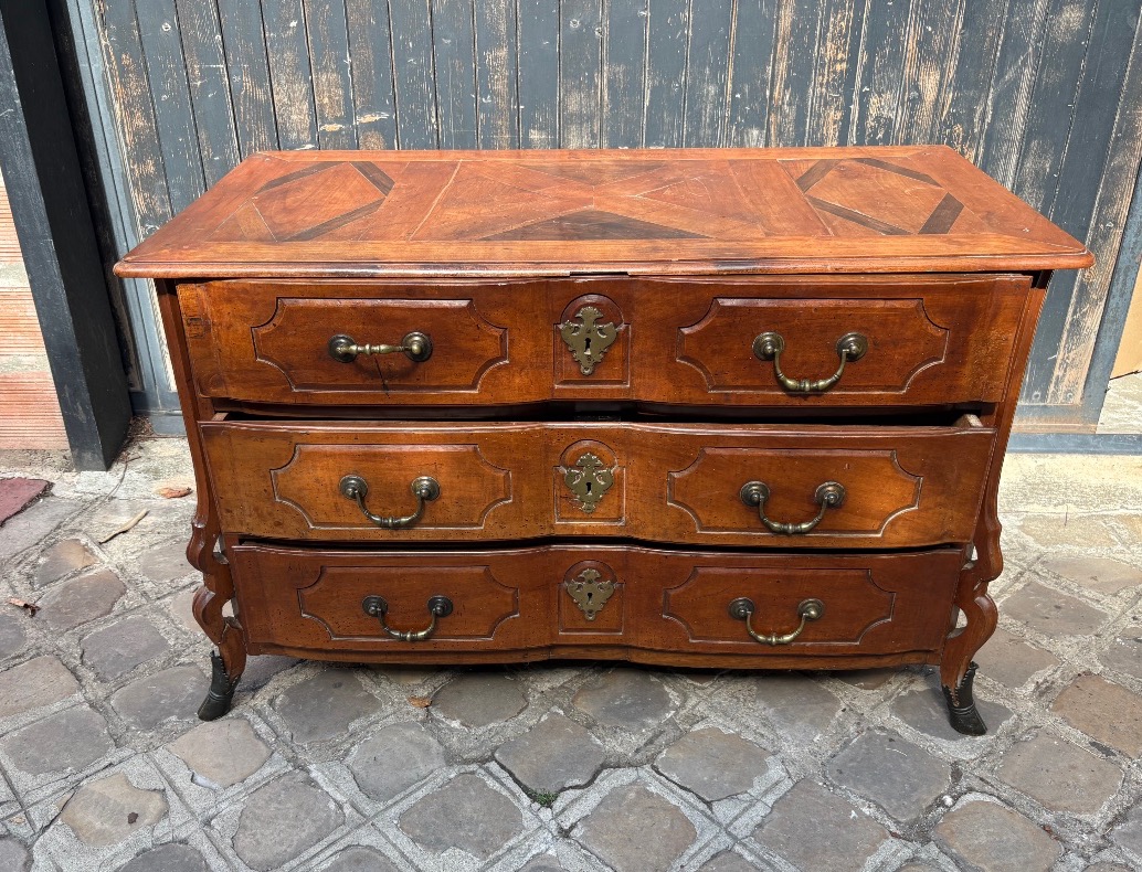 Commode en noyer dite Mazarine début XVIII sud ouest éléments en bronze 