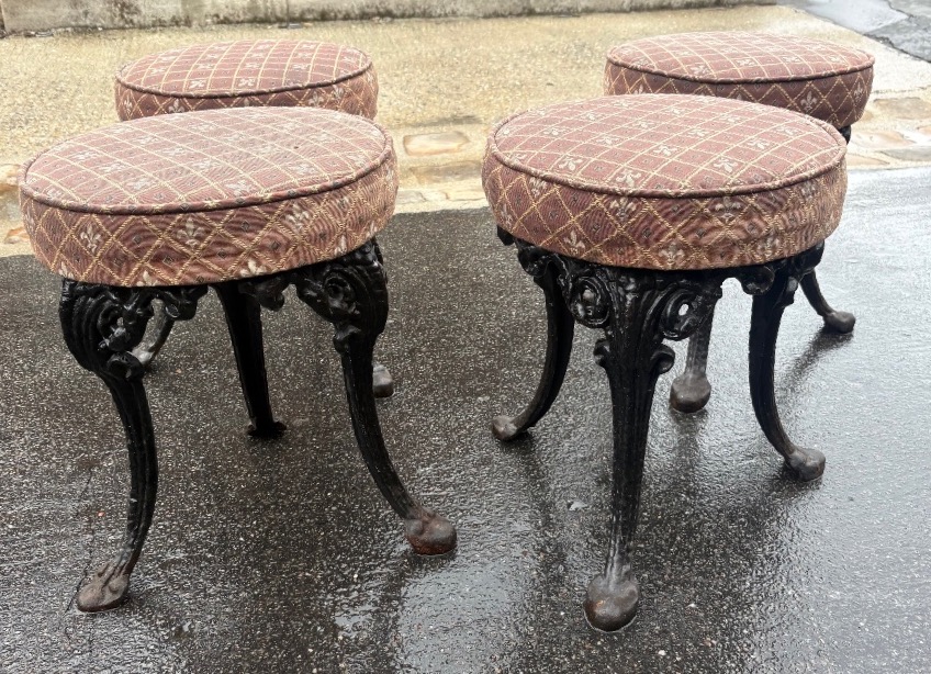 Série de 4 tabourets assise ronde tapissée piétement en fer noir XIX. EME 