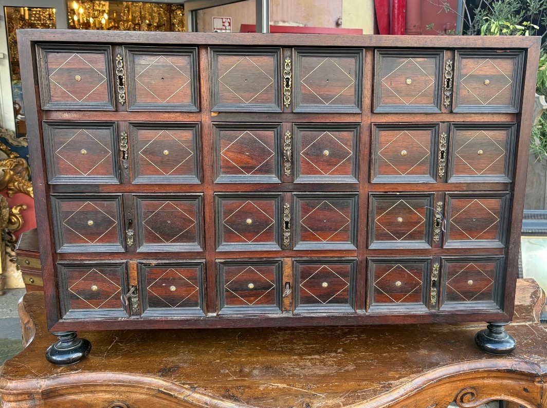 Cabinet  à tiroirs noyer et palissandre  XVII EME Flandres 