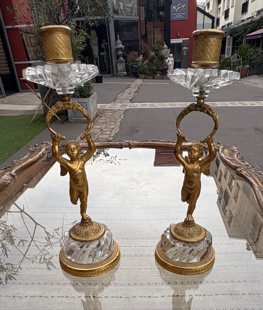Paire de bougeoirs bronze doré et cristal figurant des angelots début XIX EME 