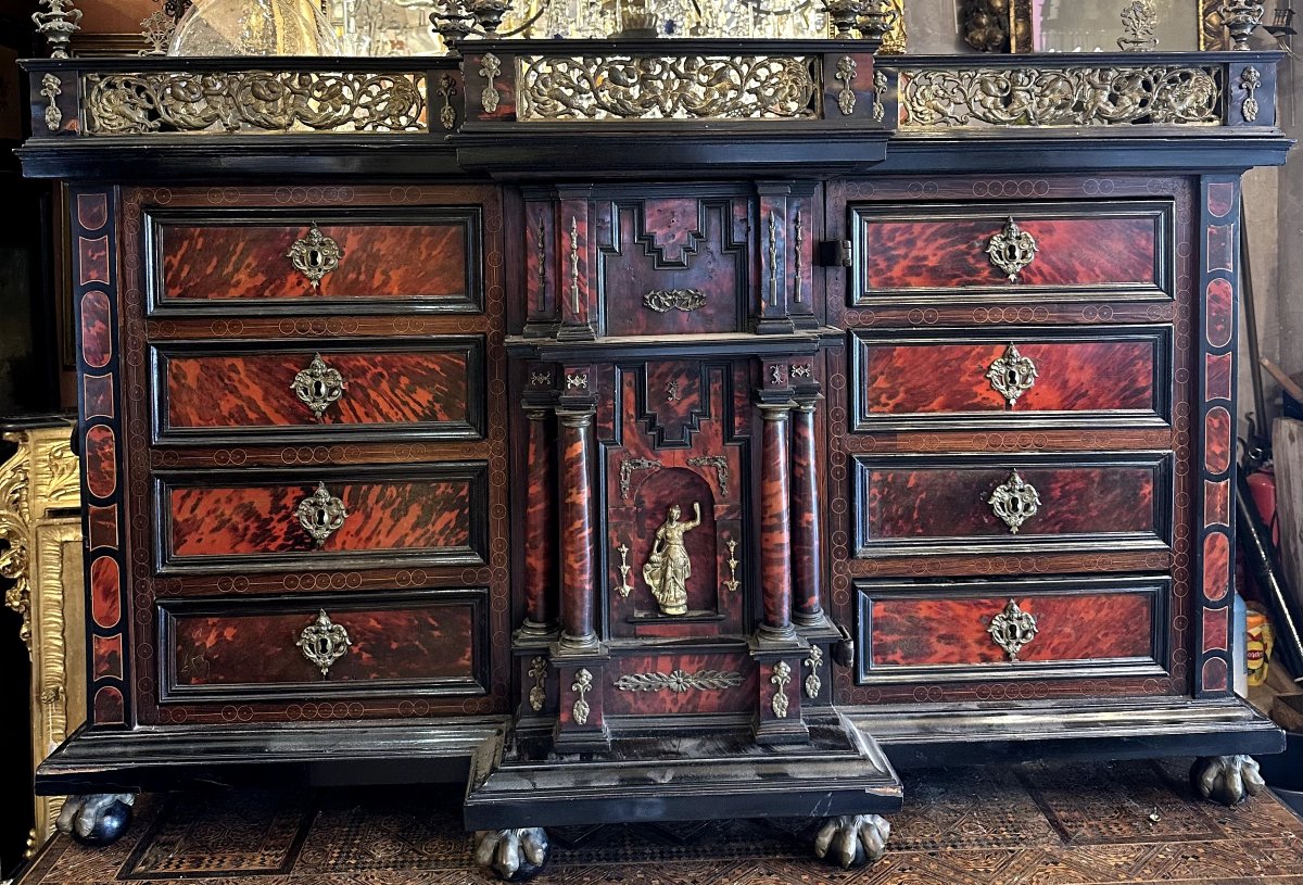 Cabinet de style flamand en noyer, XIXᵉ siècle