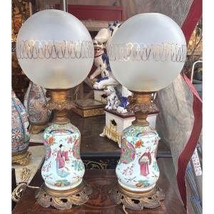 Paire de lampes porcelaine de Bayeux à décor aux chinois XIX EME 