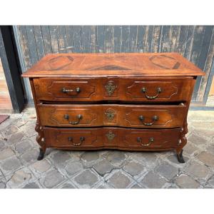Early 18th-century Southwestern Walnut Chest Of Drawers, Known As The “mazarine,” With Bronze Hardware 