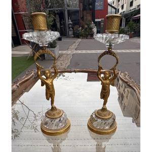 Paire de bougeoirs bronze doré et cristal figurant des angelots début XIX EME