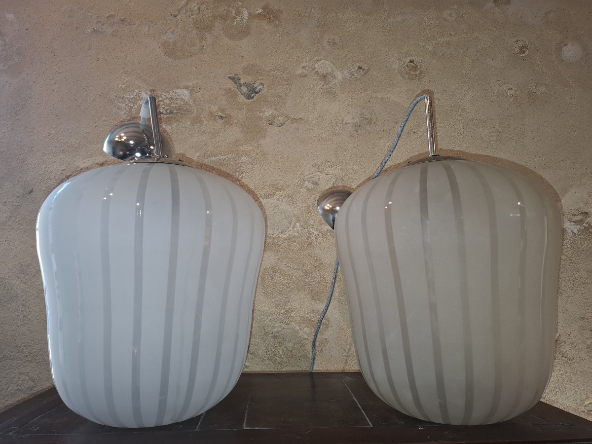 Paire de suspensions Scandinave en verre opalin  strié de style funkis mid century 