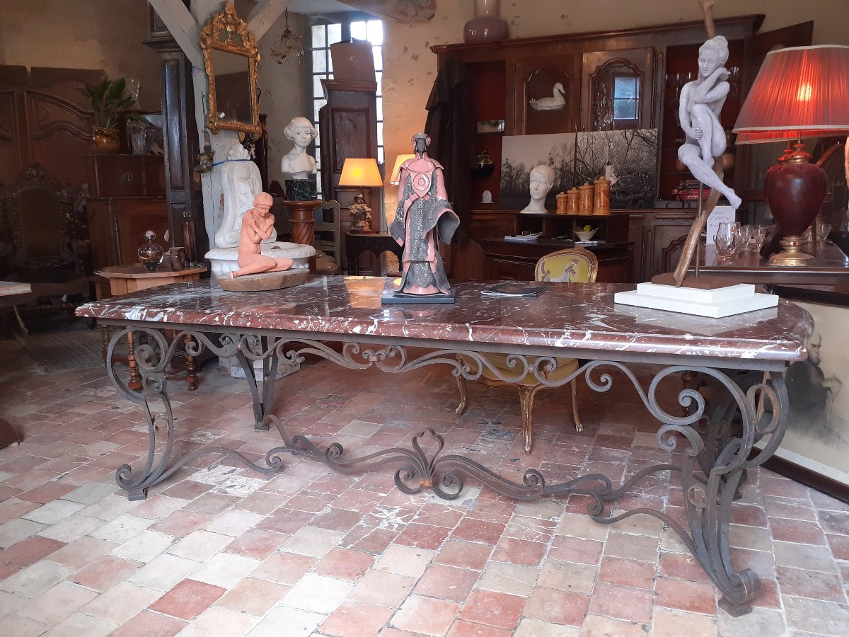 Table de milieu d apparat , dimension 245 cm  en fer forgé , plateau de marbre  Rouge Royal 