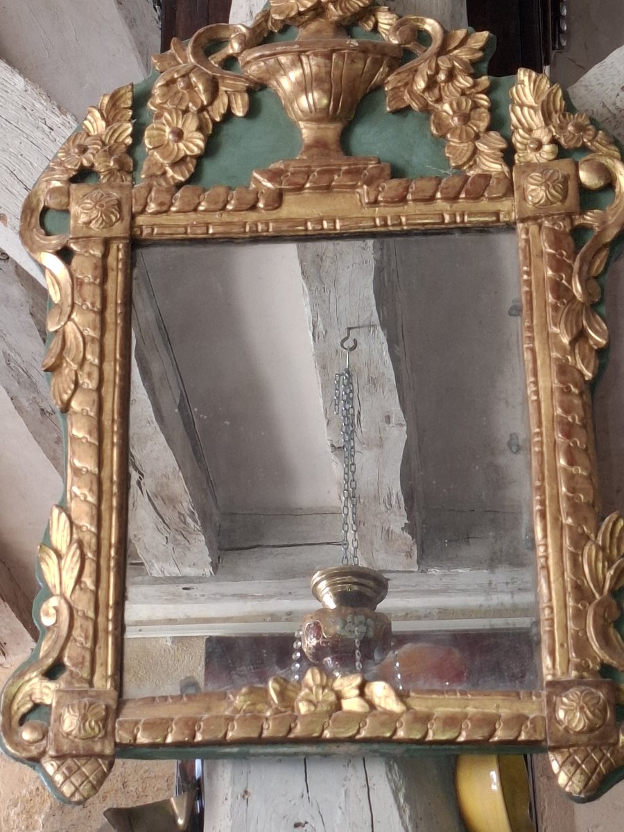 Miroir   d'époque Louis XV en bois doré  circa 1750