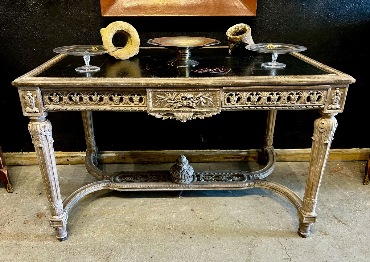 Table de milieu de style L XVI.