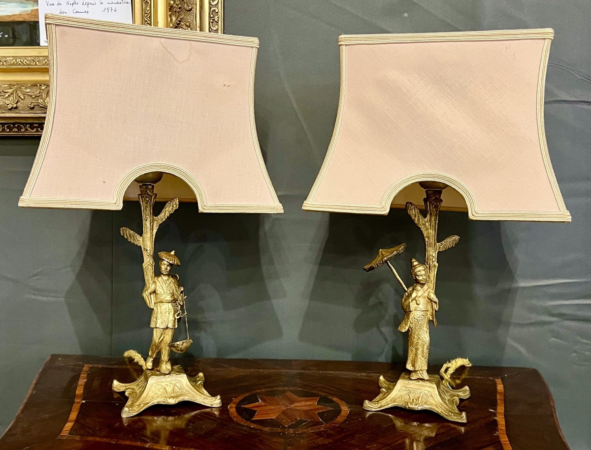 Paire de lampes aux Chinois. 