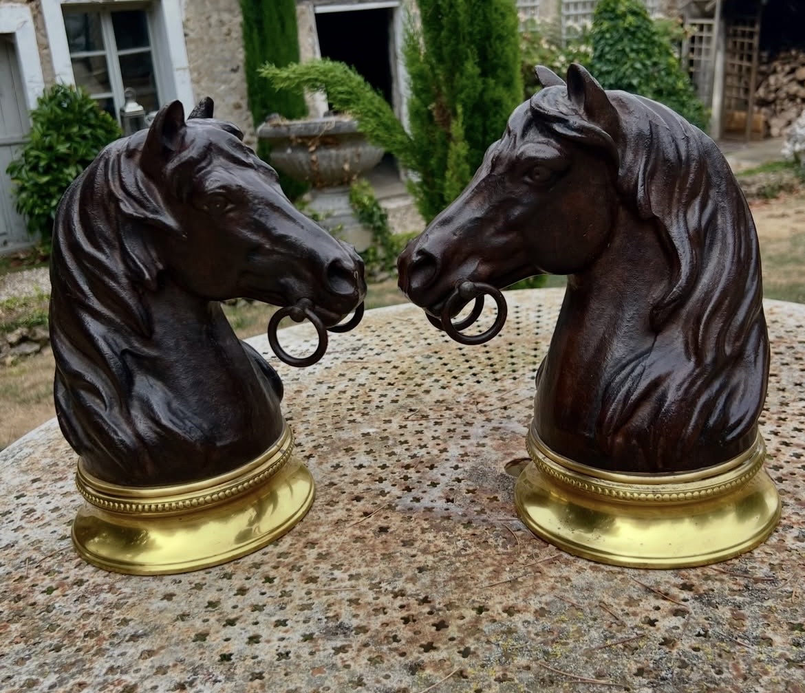 Paire de têtes de chevaux en fonte XIXeme. 