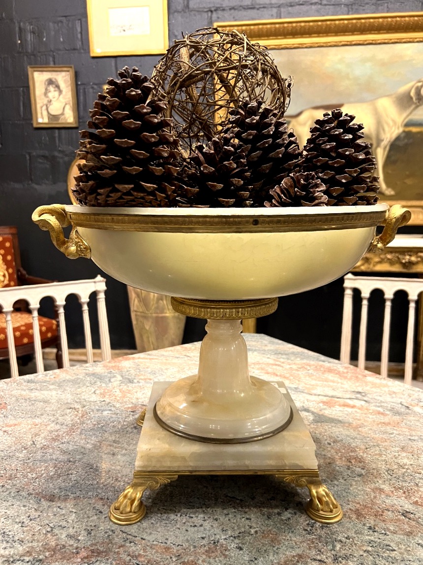Grande coupe en onyx et bronze dorés. 