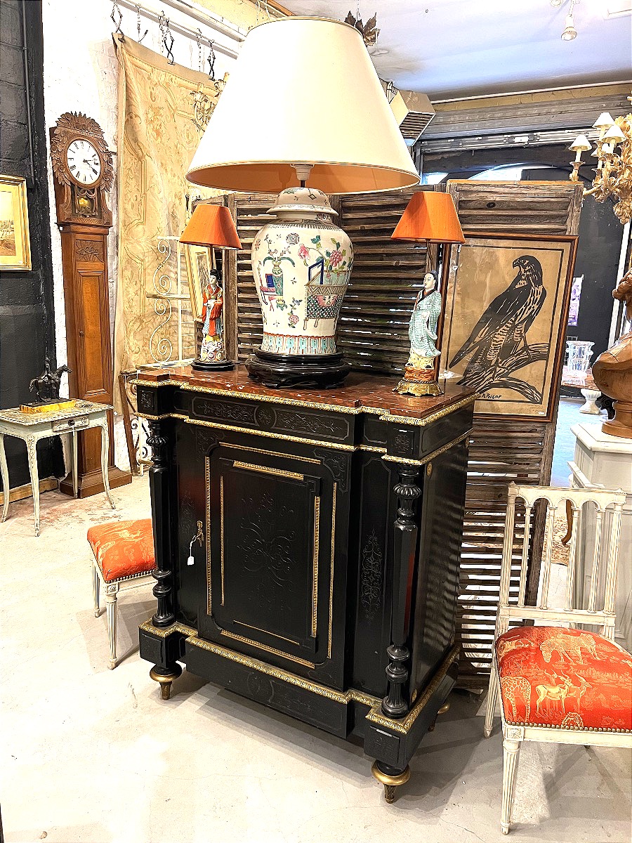 Buffet à hauteur d’appui en bois noirci. Époque Napoléon III. 