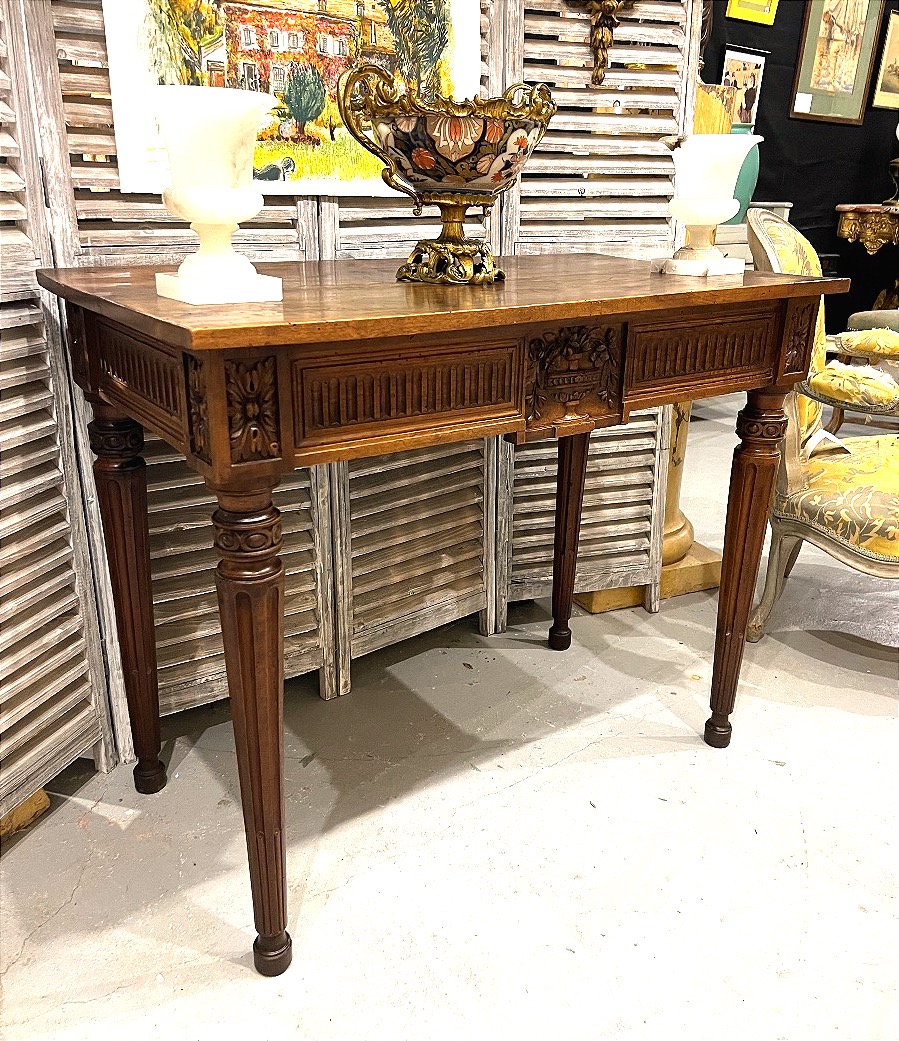 Four-legged Console Table In Walnut. 16th-century. 