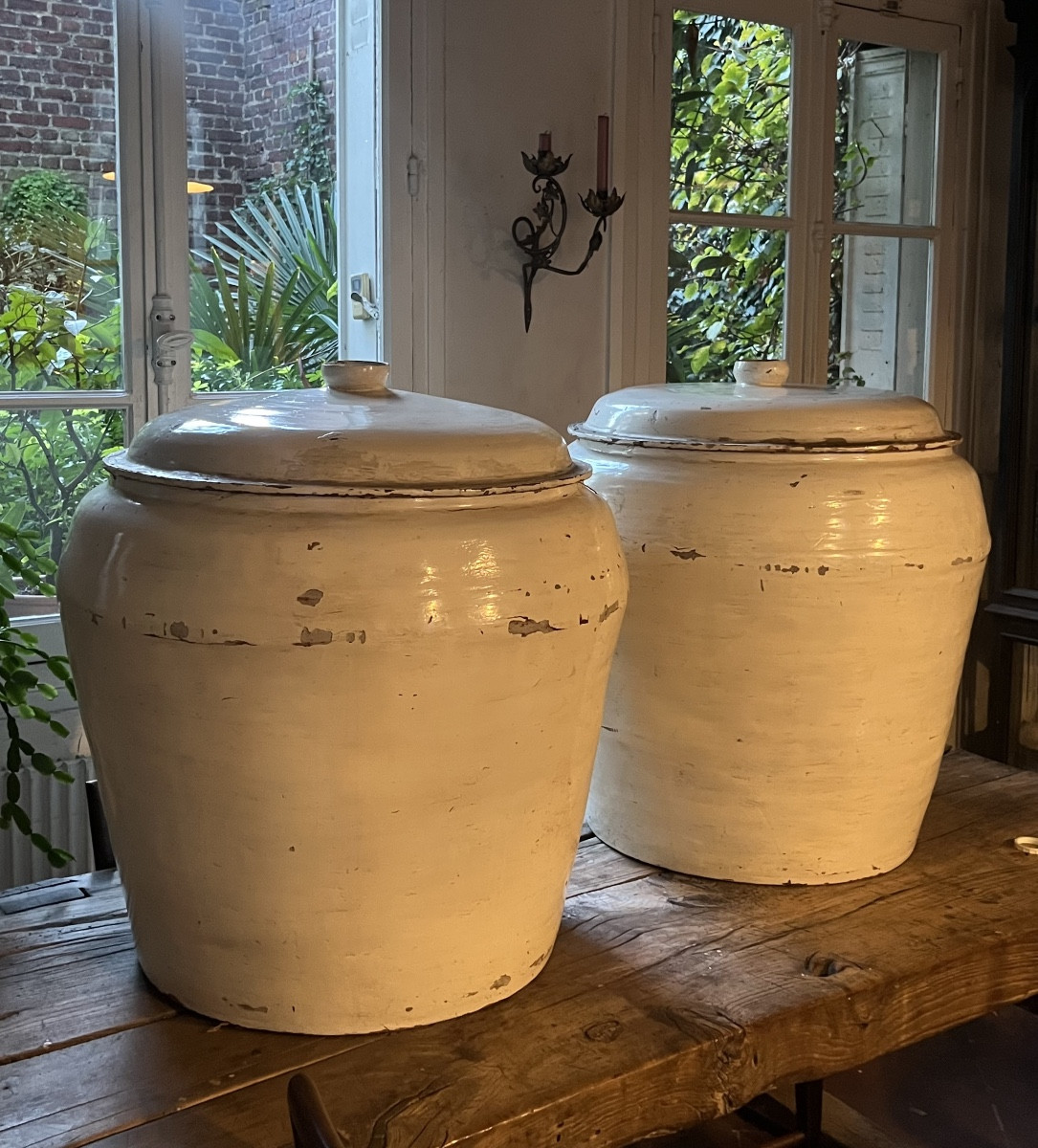 Grands pots couverts en bois laqué