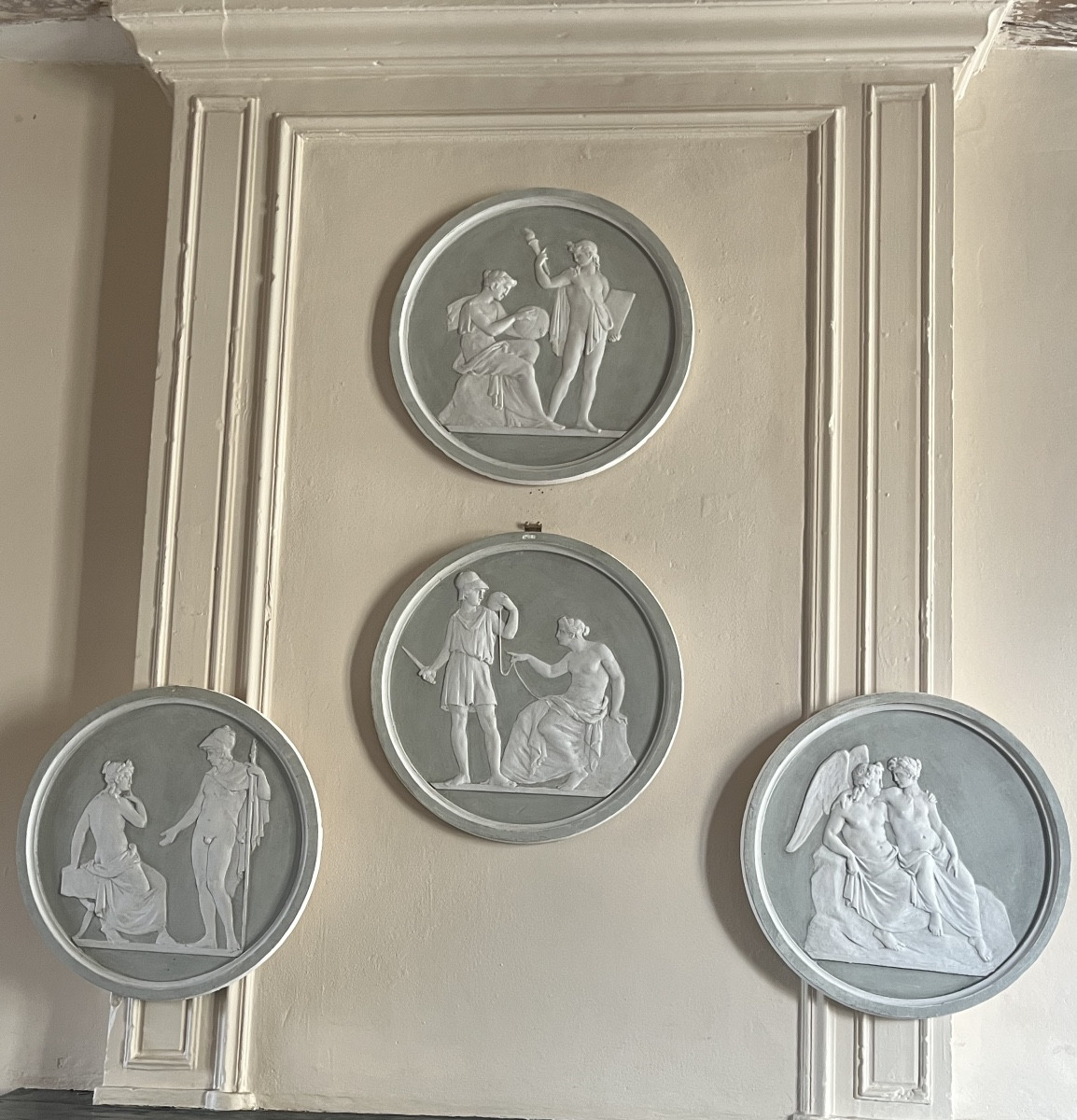 Médaillons en plâtre à l’antique 