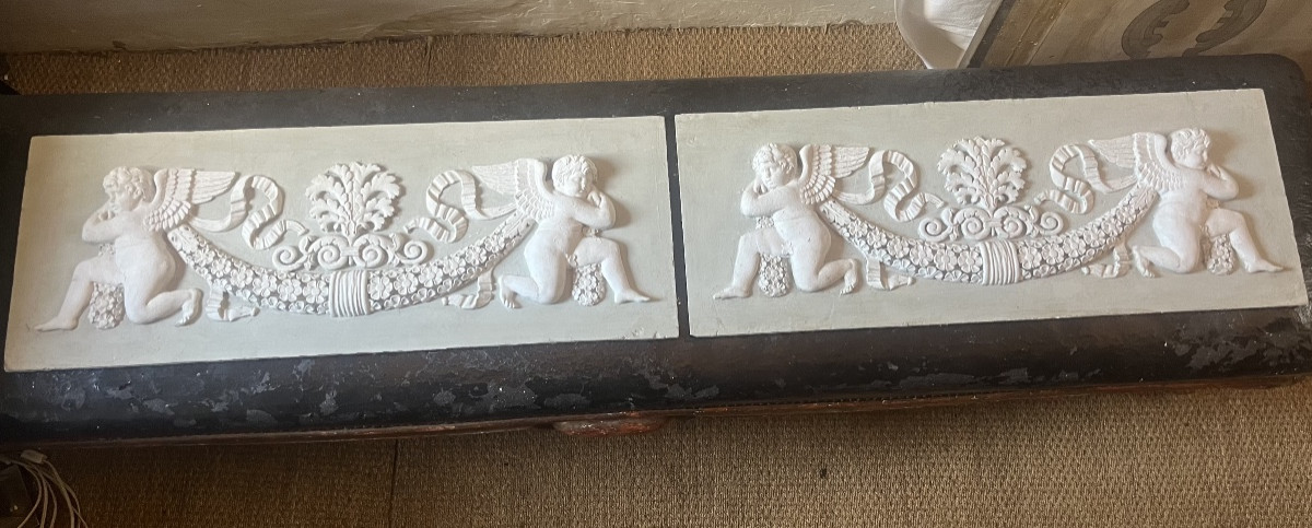 Paire de reliefs en plâtre époque Restauration 