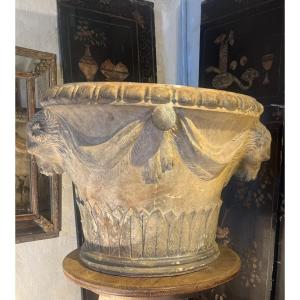 Vase en terre cuite à têtes de lion