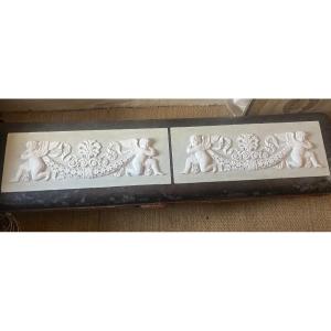 Paire de reliefs en plâtre époque Restauration