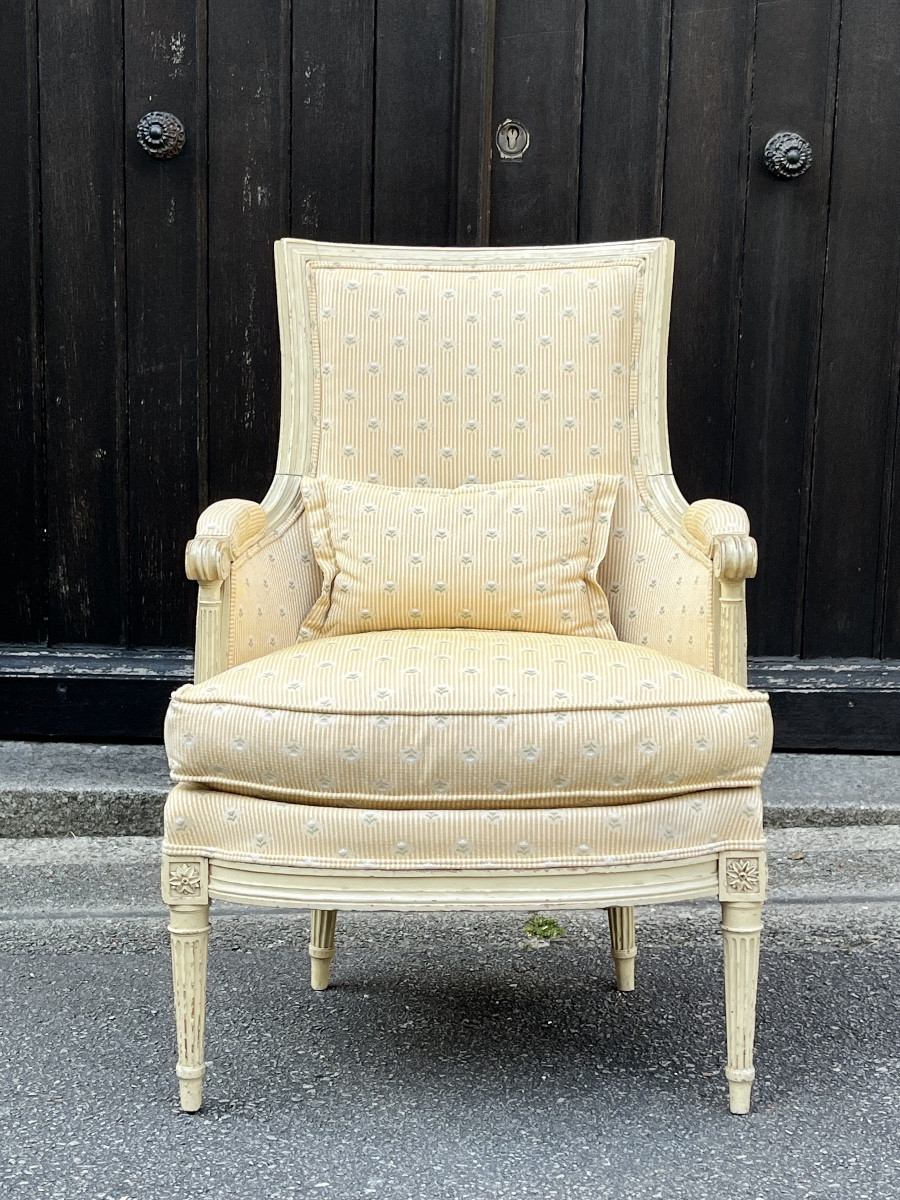 FAUTEUIL BERGÈRE CABRIOLET D'EPOQUE LOUIS XVI, ESTAMPILLE JEAN SIMON