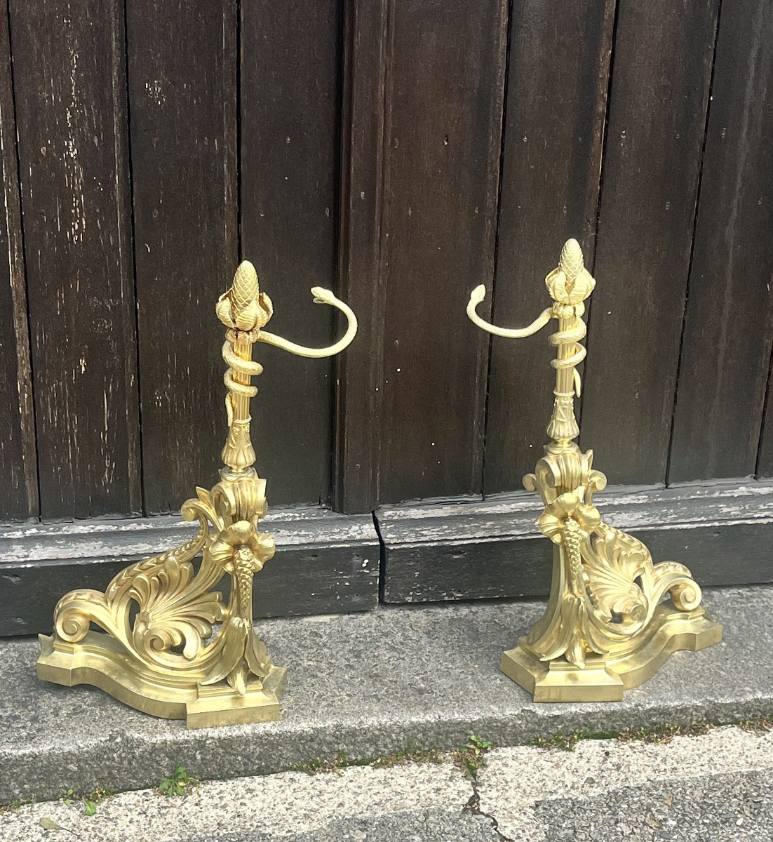 PAIRE DE CHENETS DE STYLE LOUIS XV EN RONZE, XIXe SIECLE