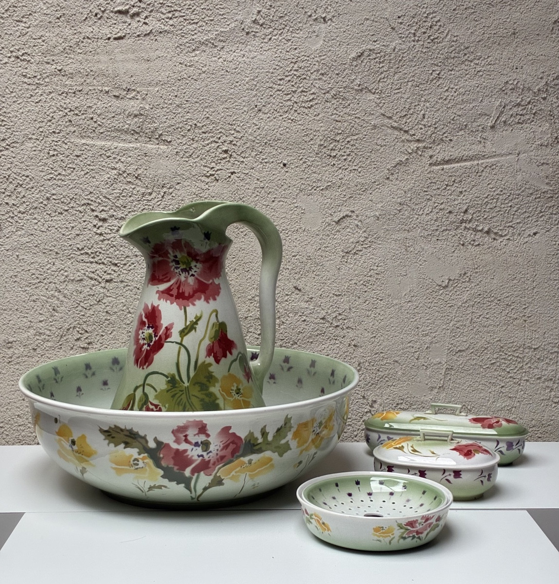 NÉCESSAIRE DE TOILETTE EN FAIENCE DE SARREGUEMINES, ART NOUVEAU 