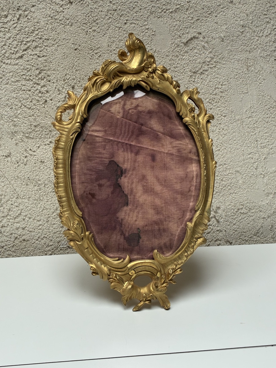 CADRE EN BRONZE DORÉ DE STYLE LOUIS XV