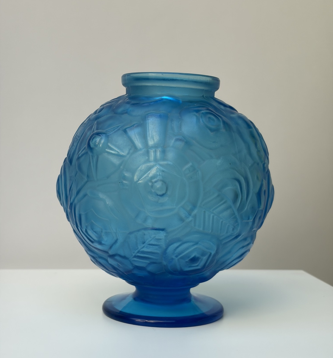 PETIT VASE BOULE SUR PIEDOUCHE EN VERRE MOULE PRESSE, SABINO-photo-2