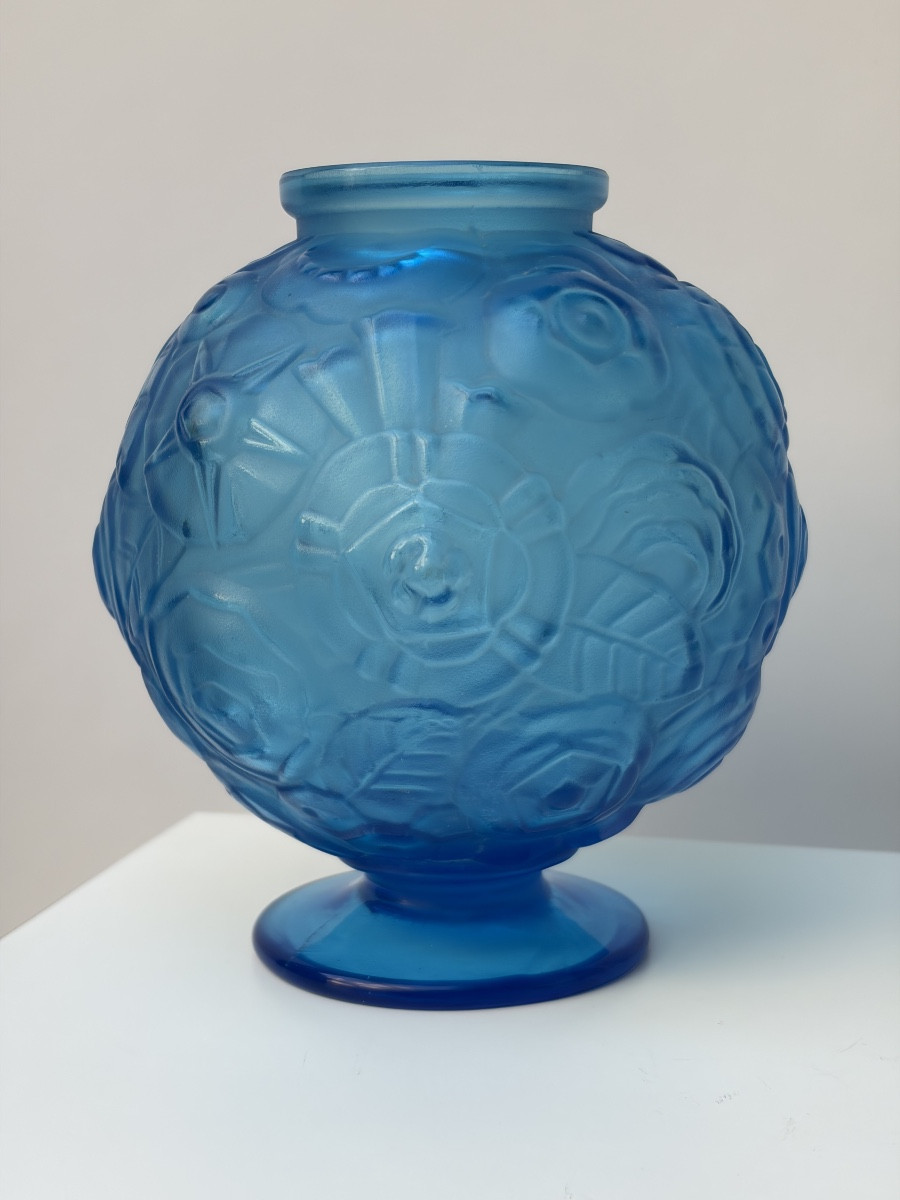 PETIT VASE BOULE SUR PIEDOUCHE EN VERRE MOULE PRESSE, SABINO-photo-3