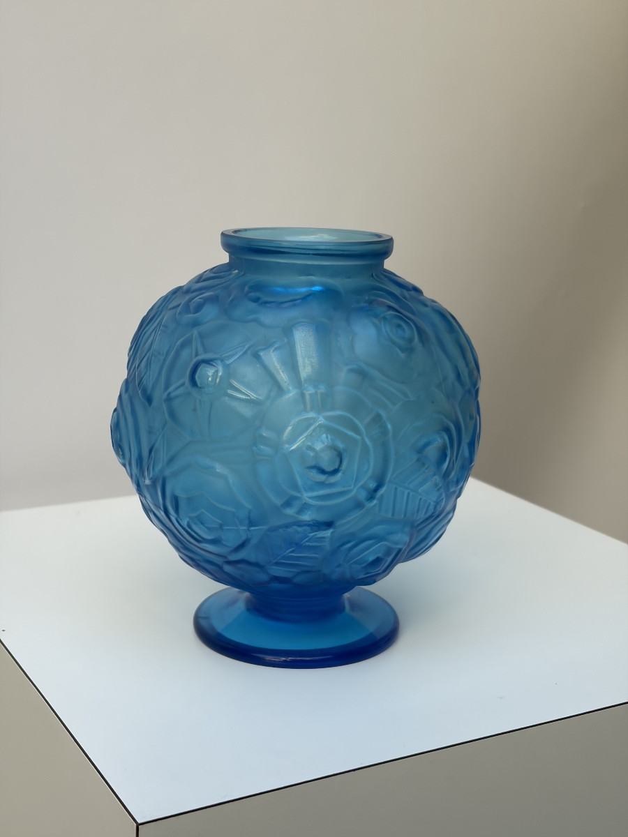 PETIT VASE BOULE SUR PIEDOUCHE EN VERRE MOULE PRESSE, SABINO