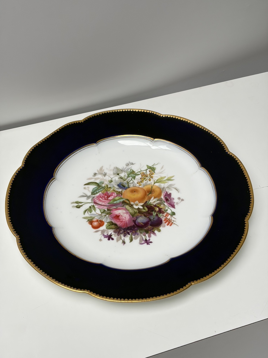 ASSIETTE EN PORCELAINE DE SEVRES, EPOQUE LOUIS-PHILIPPE