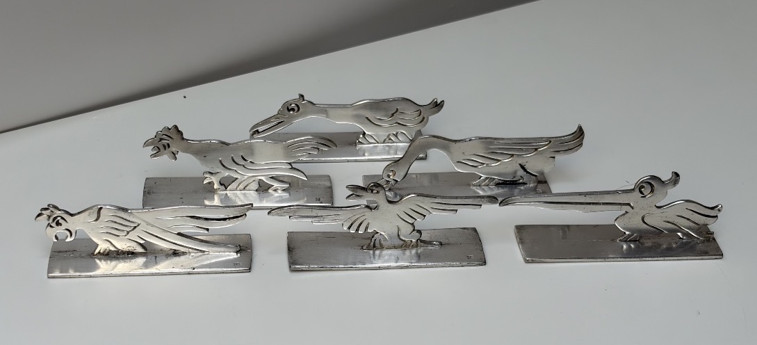 ENSEMBLE DE SIX PORTE-COUTEAUX EN METAL ARGENTE D'APRES BENJAMIN RABIER