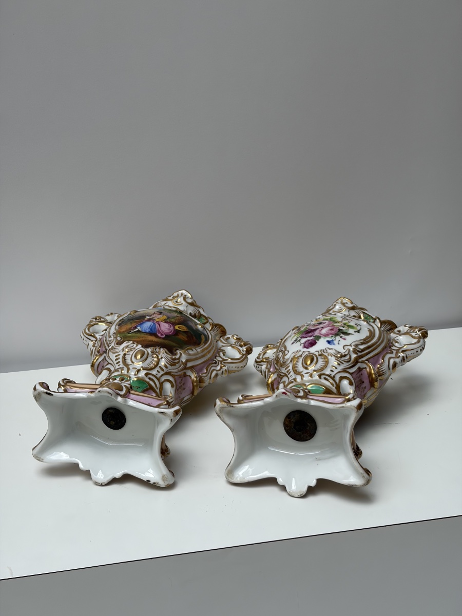PAIRE DE VASES EN PORCELAINE DE PARIS, EPOQUE NAPOLEON III-photo-1