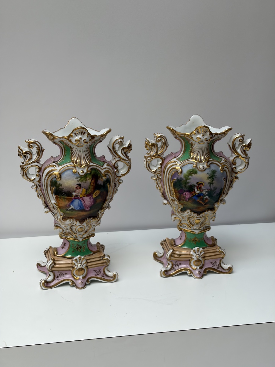 PAIRE DE VASES EN PORCELAINE DE PARIS, EPOQUE NAPOLEON III