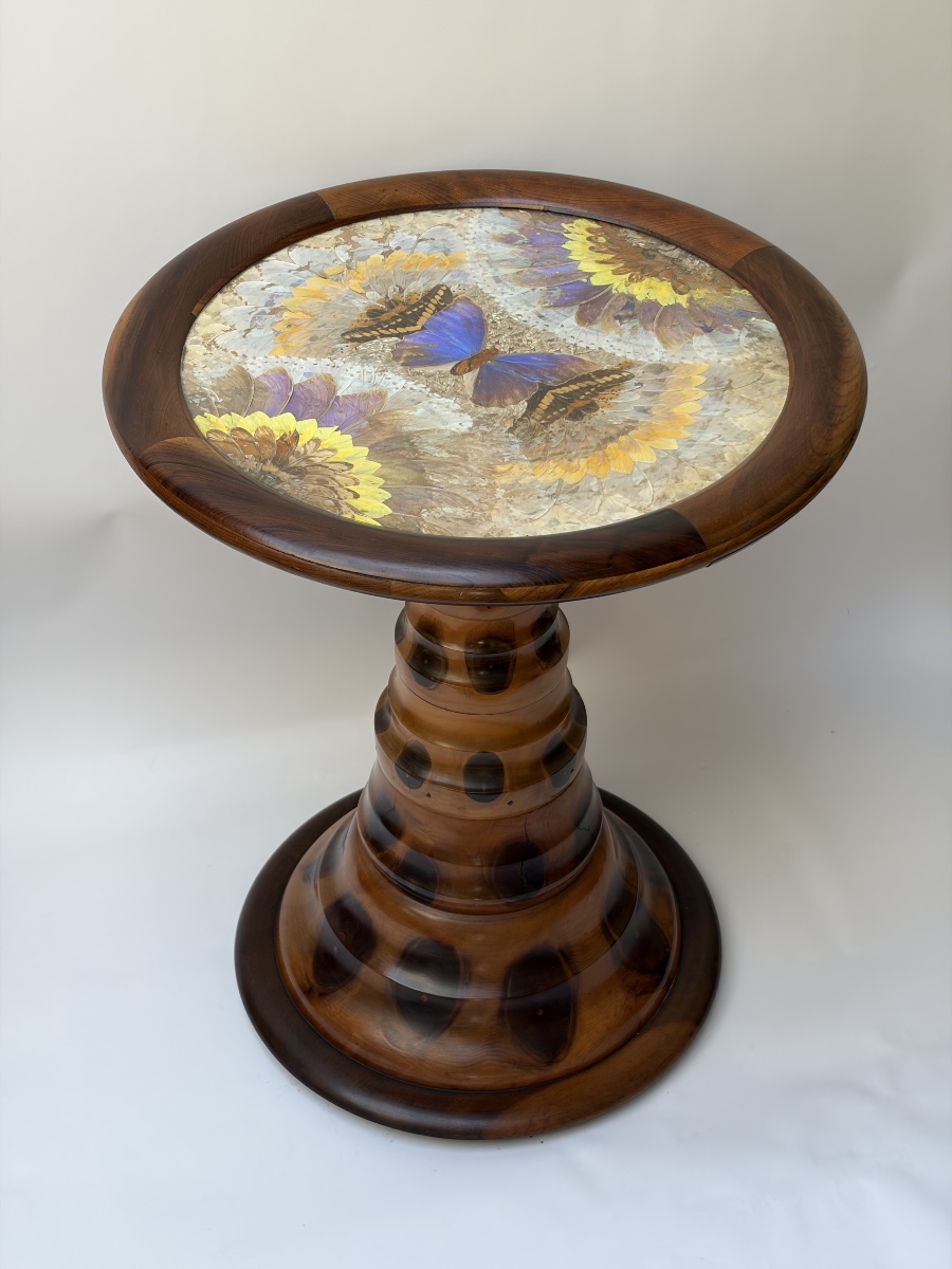 GUERIDON ROND EN BOIS EXOTIQUE A DECOR DE PAPILLONS, TRAVAIL BRESILIEN, XXᵉ SIECLE-photo-4