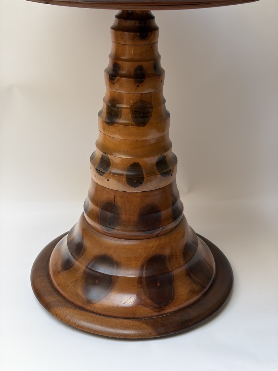 GUERIDON ROND EN BOIS EXOTIQUE A DECOR DE PAPILLONS, TRAVAIL BRESILIEN, XXᵉ SIECLE-photo-1